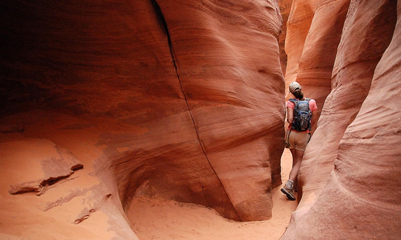 Hiking through Spooky Canyon in Escalante